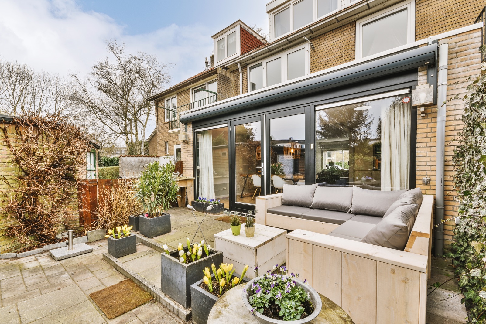 Patio and landscaped garden by Conway Properties Group